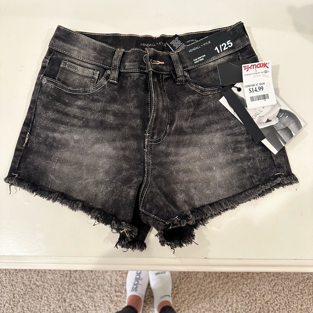 Kendall&Kylie Black denim shorts size small - 15